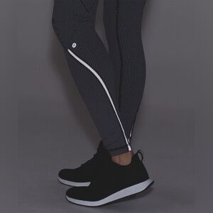 Lululemon Cadence Crusher Tight
Power Luxtreme Tiny Geo Black White reflective